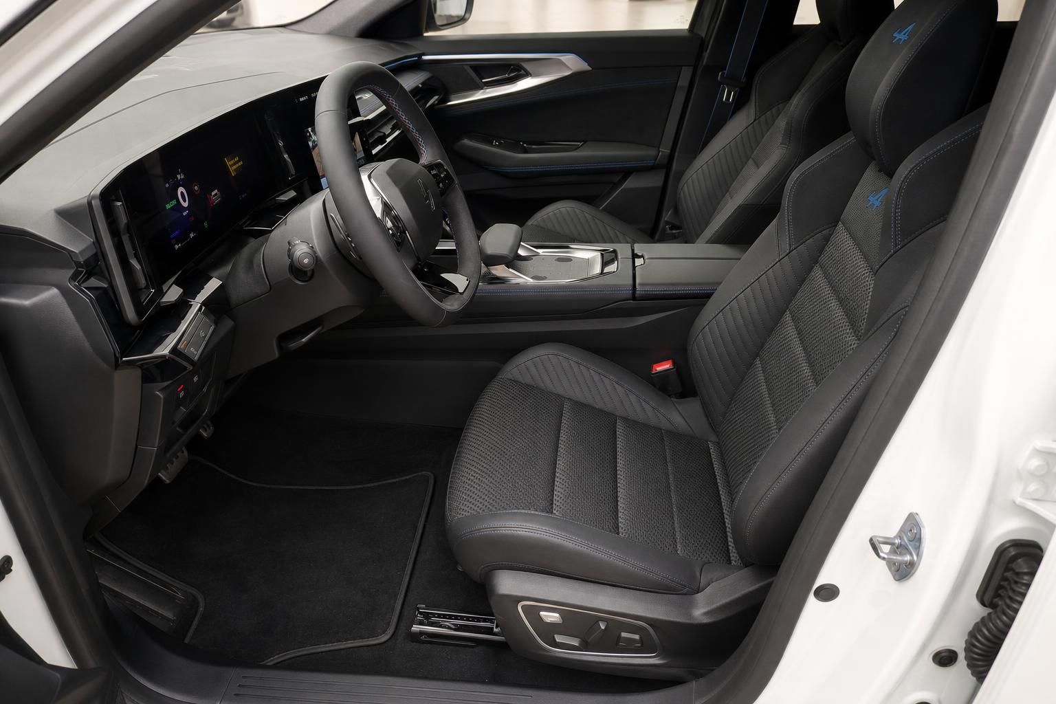 Renault Austral Innenraum mit schwarzer Lederausstattung und digitalem Cockpit