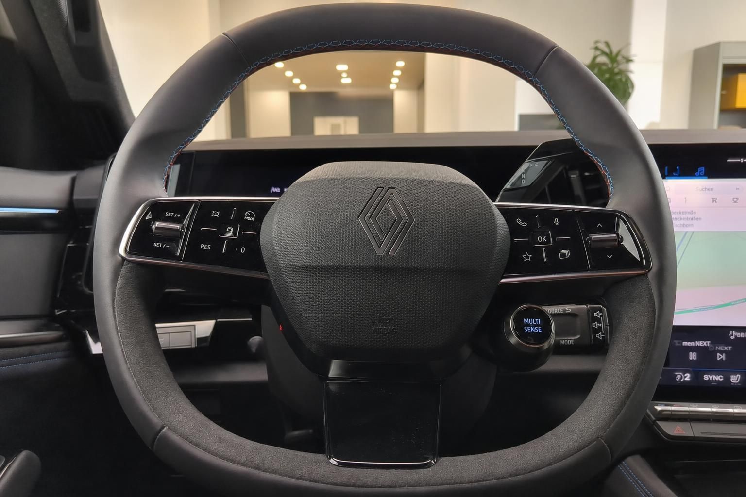 Lenkrad mit Renault Logo und Multifunktionstasten im Fahrzeuginterieur