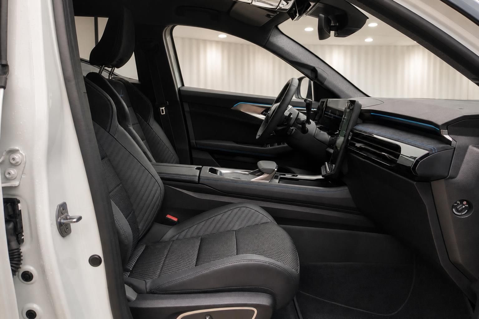 Fahrzeug Cockpit und Vordersitze mit schwarzer Ausstattung und modernem Design