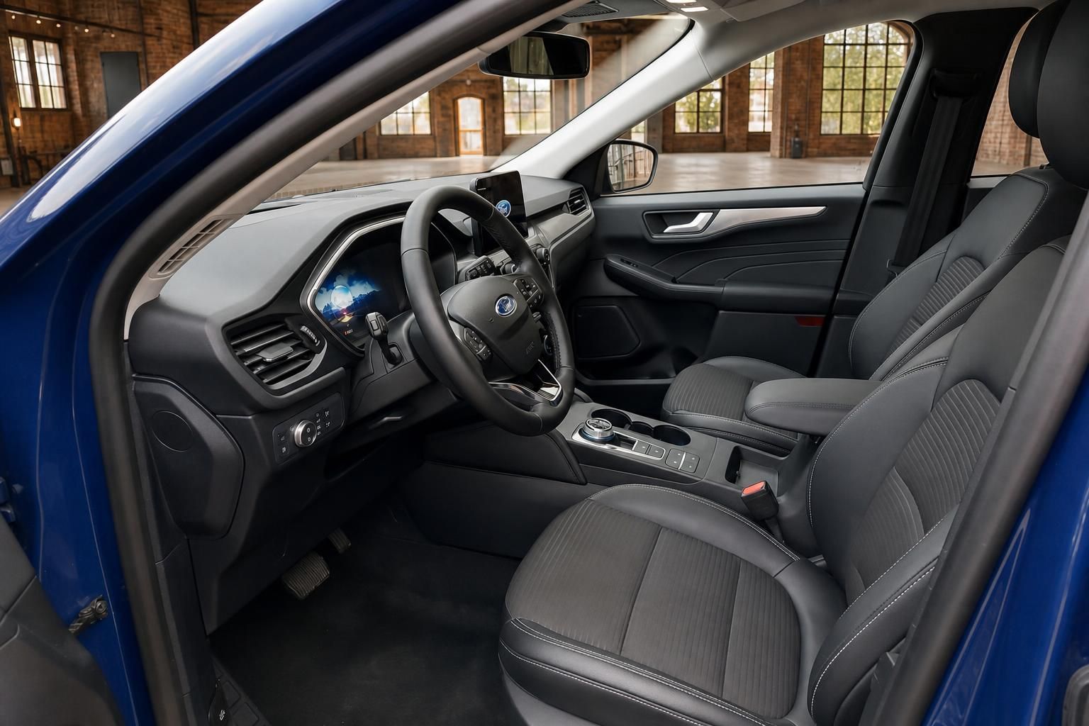 Ford Fahrzeuginterieur mit Blick auf Cockpit und Vordersitze