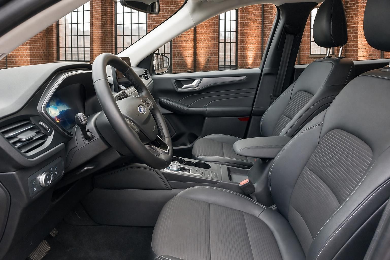 Ford Innenraum mit schwarzen Lederssitzen und Cockpit im Detail