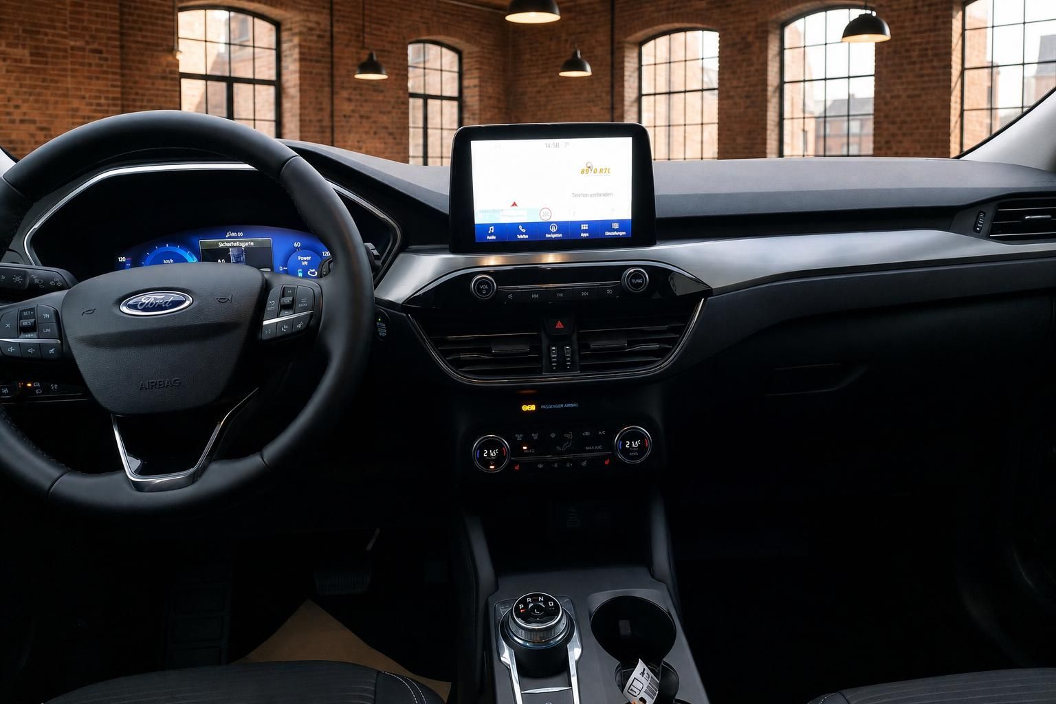 Ford Cockpit mit Multimedia-Touchscreen und digitalem Tacho