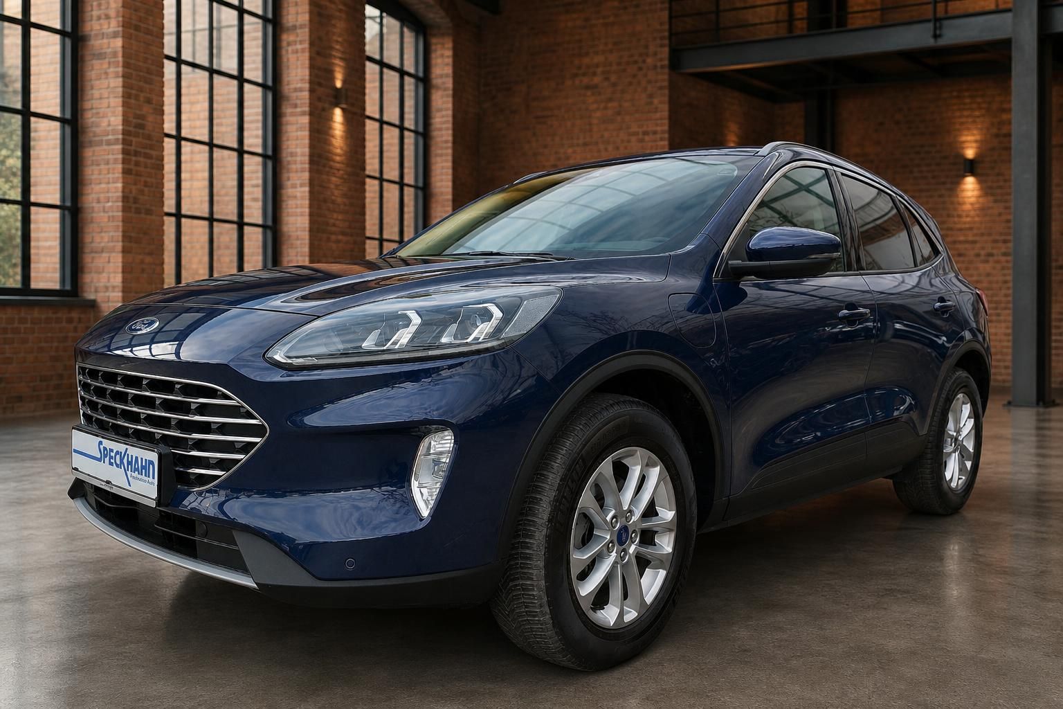 Ford Kuga blau metallic Frontansicht in moderner Loft-Halle