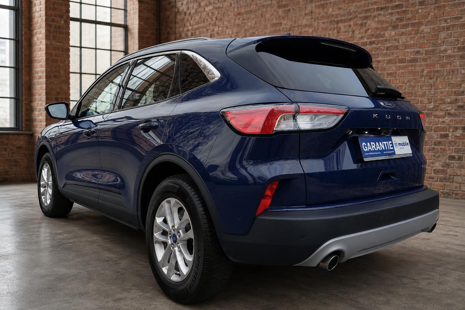 Ford Kuga blau Heckansicht mit Leichtmetallfelgen in Lagerhalle