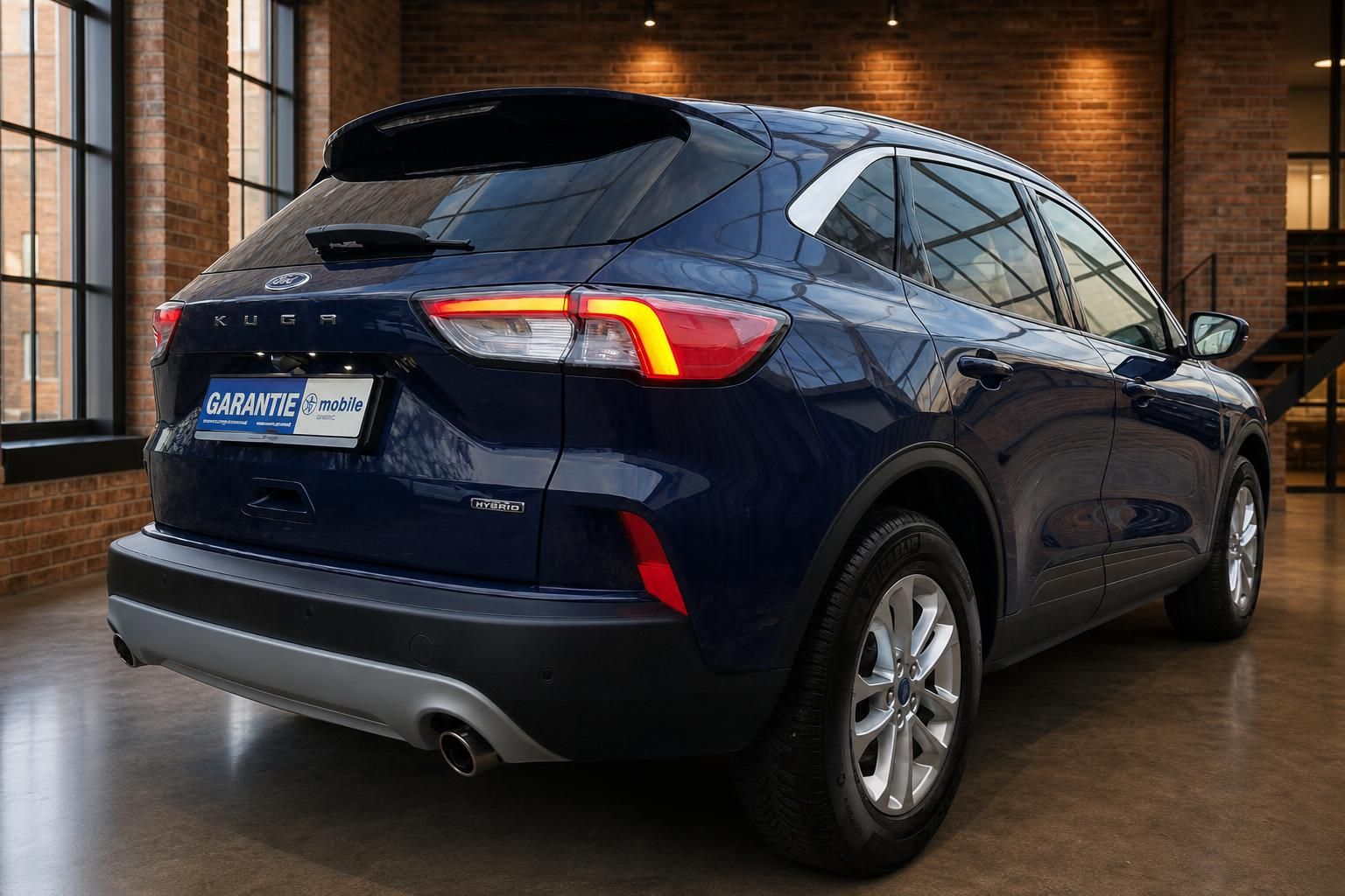 Ford Kuga Hybrid blau Heckansicht seitlich mit Rücklichtern
