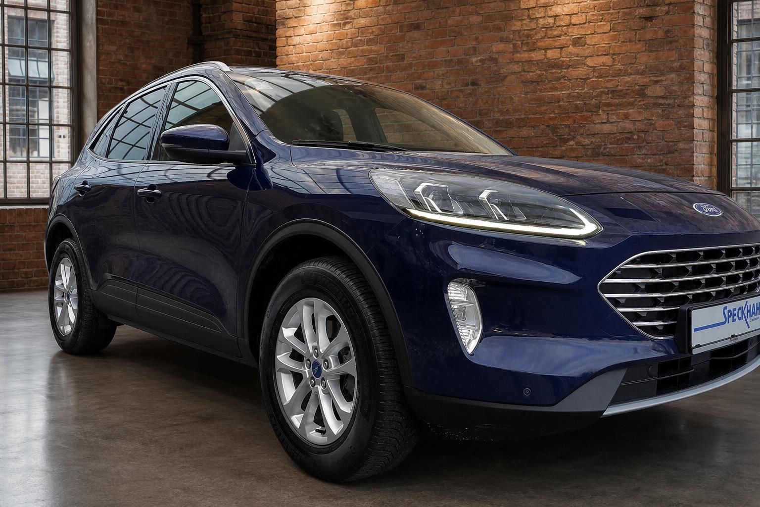 Ford Kuga blau Frontansicht Seitenperspektive im Industrieloft
