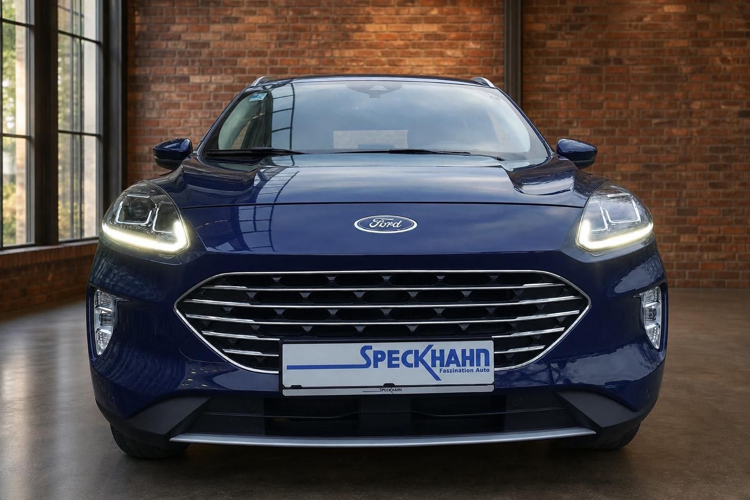 Ford blau Frontansicht mit LED-Scheinwerfern und Kuehlergrill