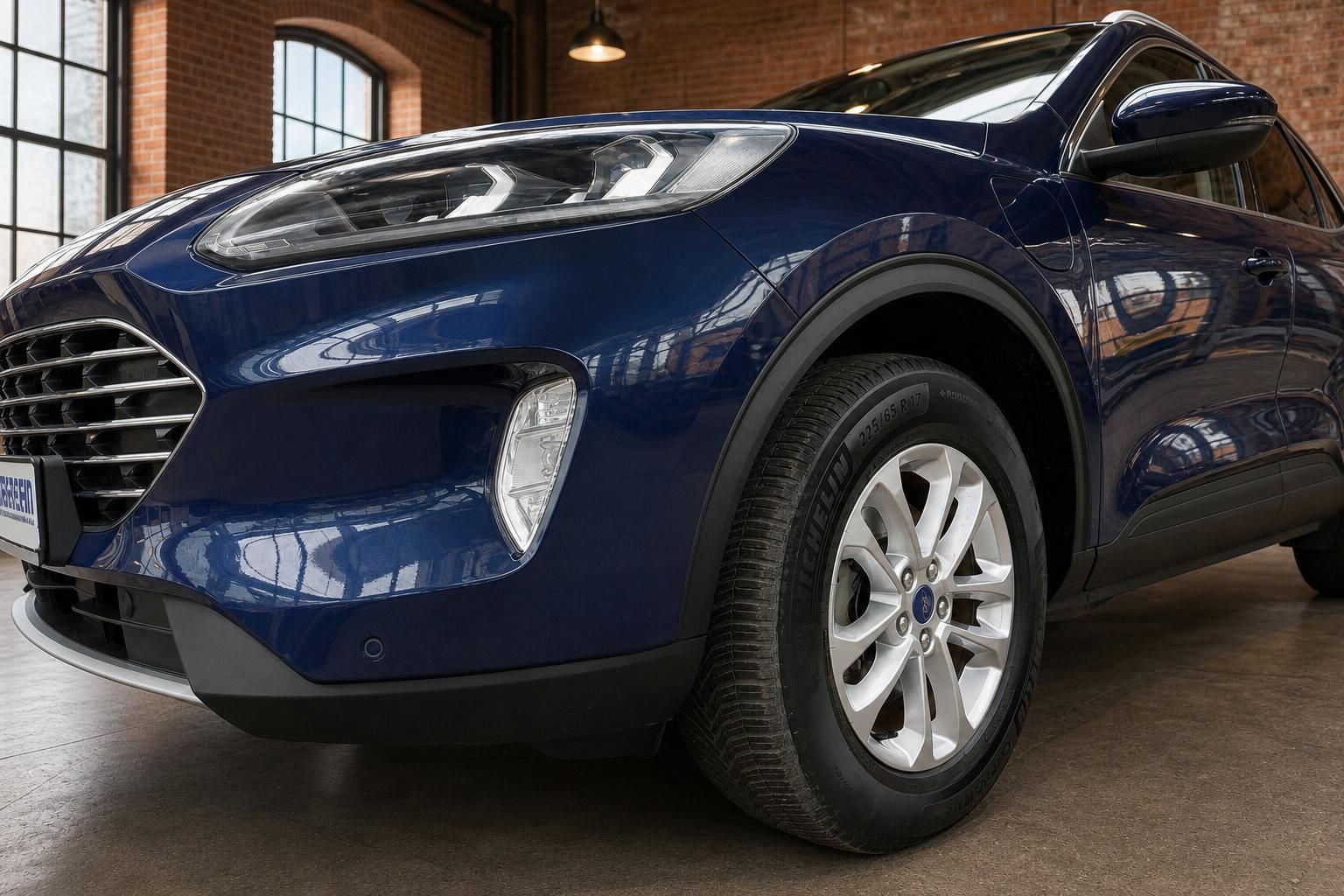 Ford Kuga blau metallic Frontpartie mit LED-Scheinwerfer und Felge im Detail