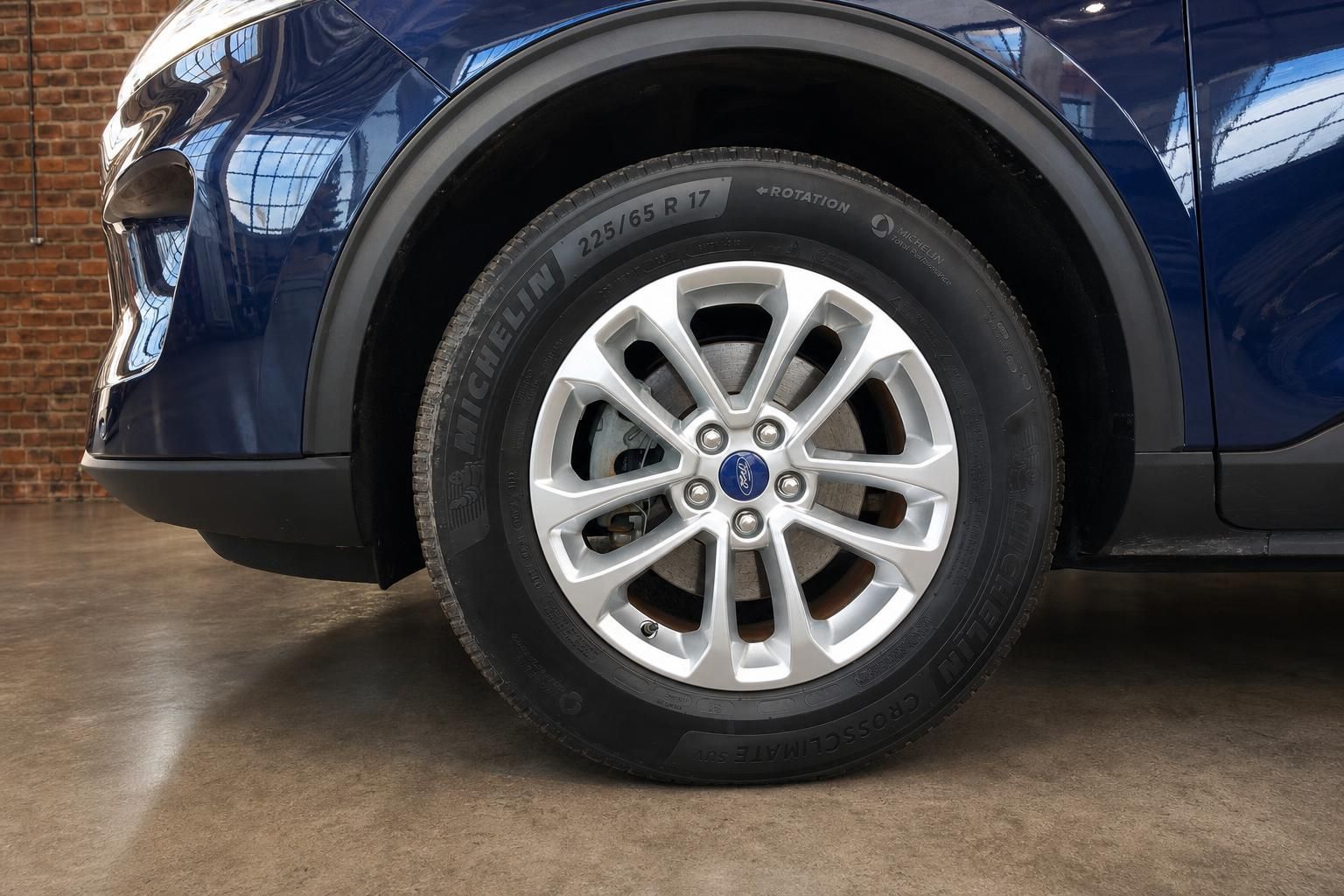 Nahaufnahme Leichtmetallfelge und Reifen des Ford Kuga in blau