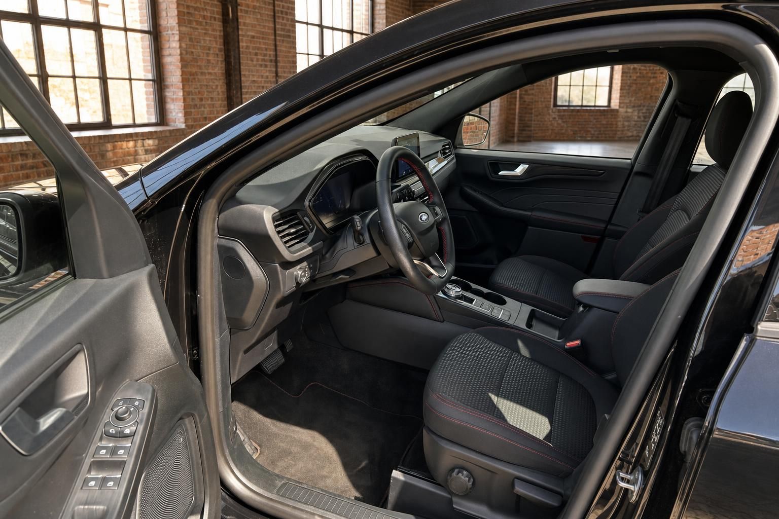 Ford Kuga schwarz Innenraum mit Cockpit und Sportsitzen