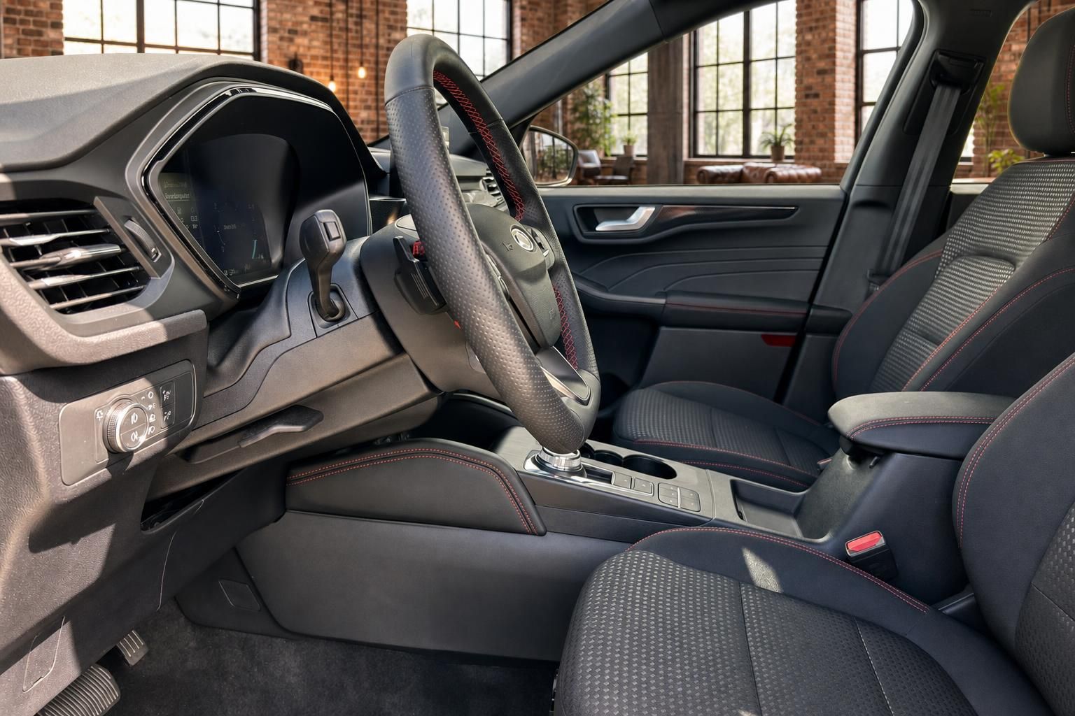 Ford Innenraum Cockpit mit Sportsitzen und rotem Kontrastnaht-Design