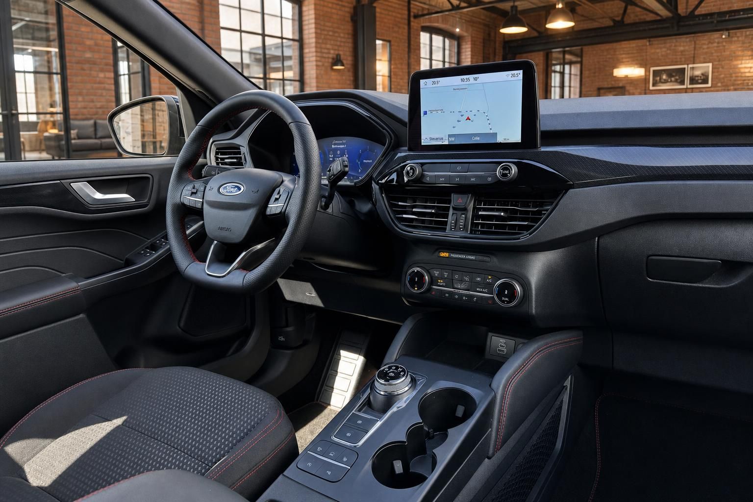 Ford Cockpit mit Lenkrad, Navigationsdisplay und Mittelkonsole im Detail