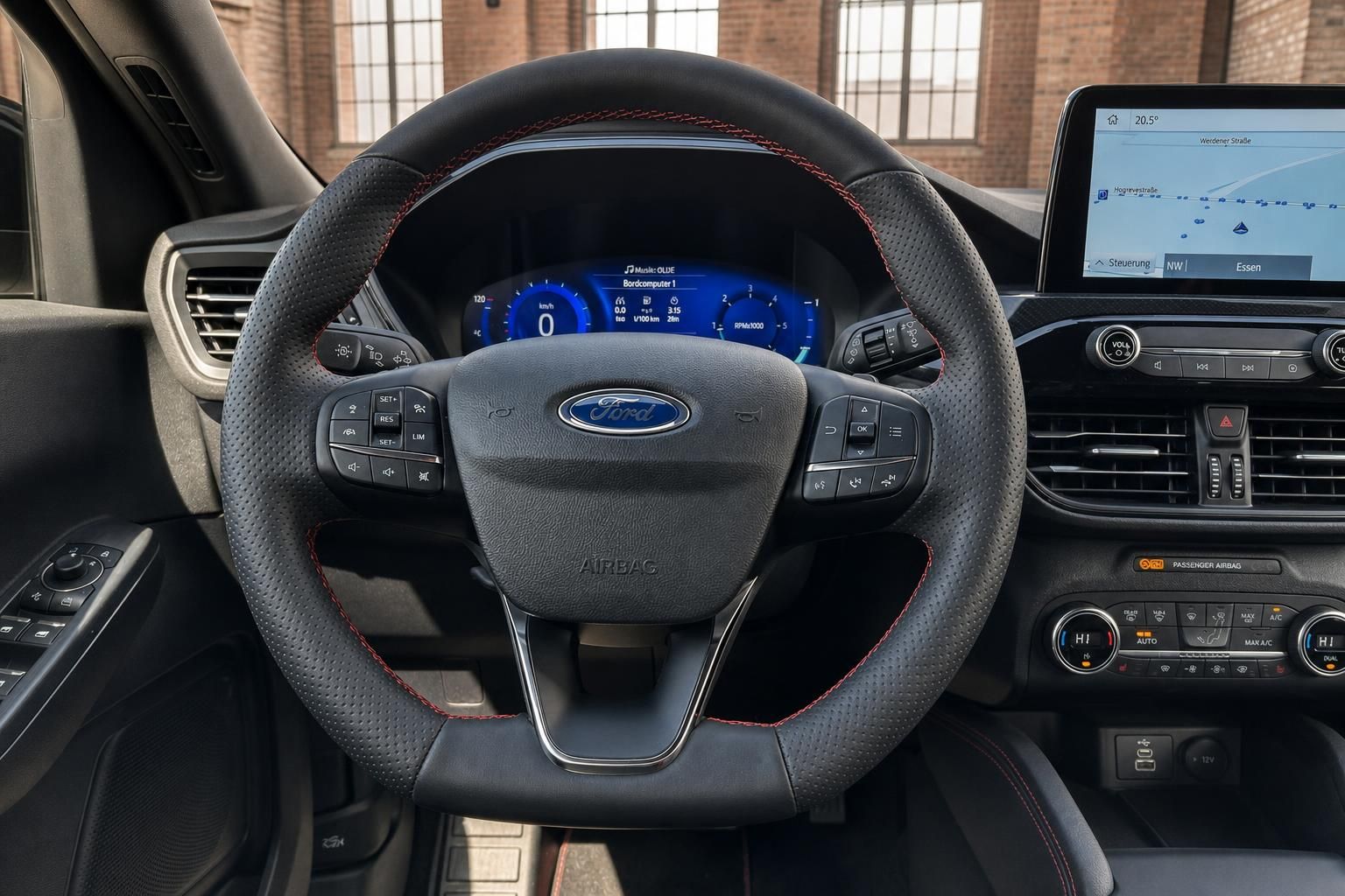 Ford Lenkrad Nahaufnahme mit Bedienelementen und digitalem Tacho