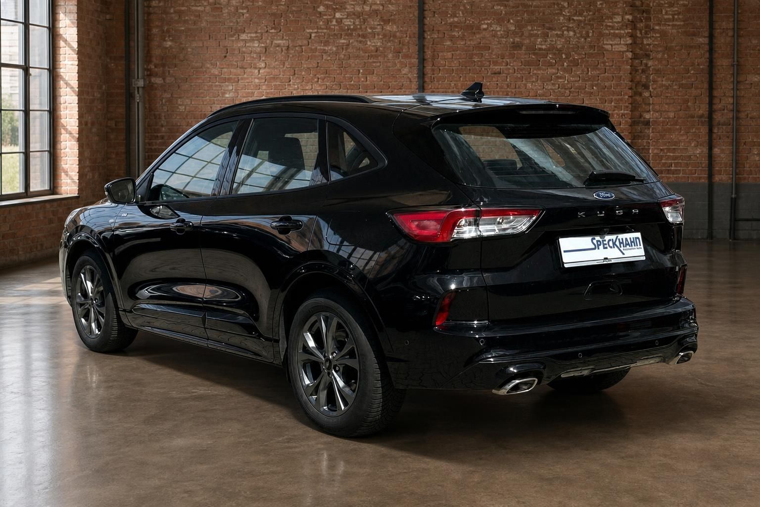 Ford Kuga schwarz Heck-Seitenansicht mit Leichtmetallfelgen