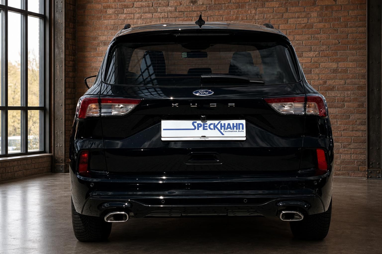 Ford Kuga schwarz Heckansicht mit Doppelendrohr und LED-Rueckleuchten