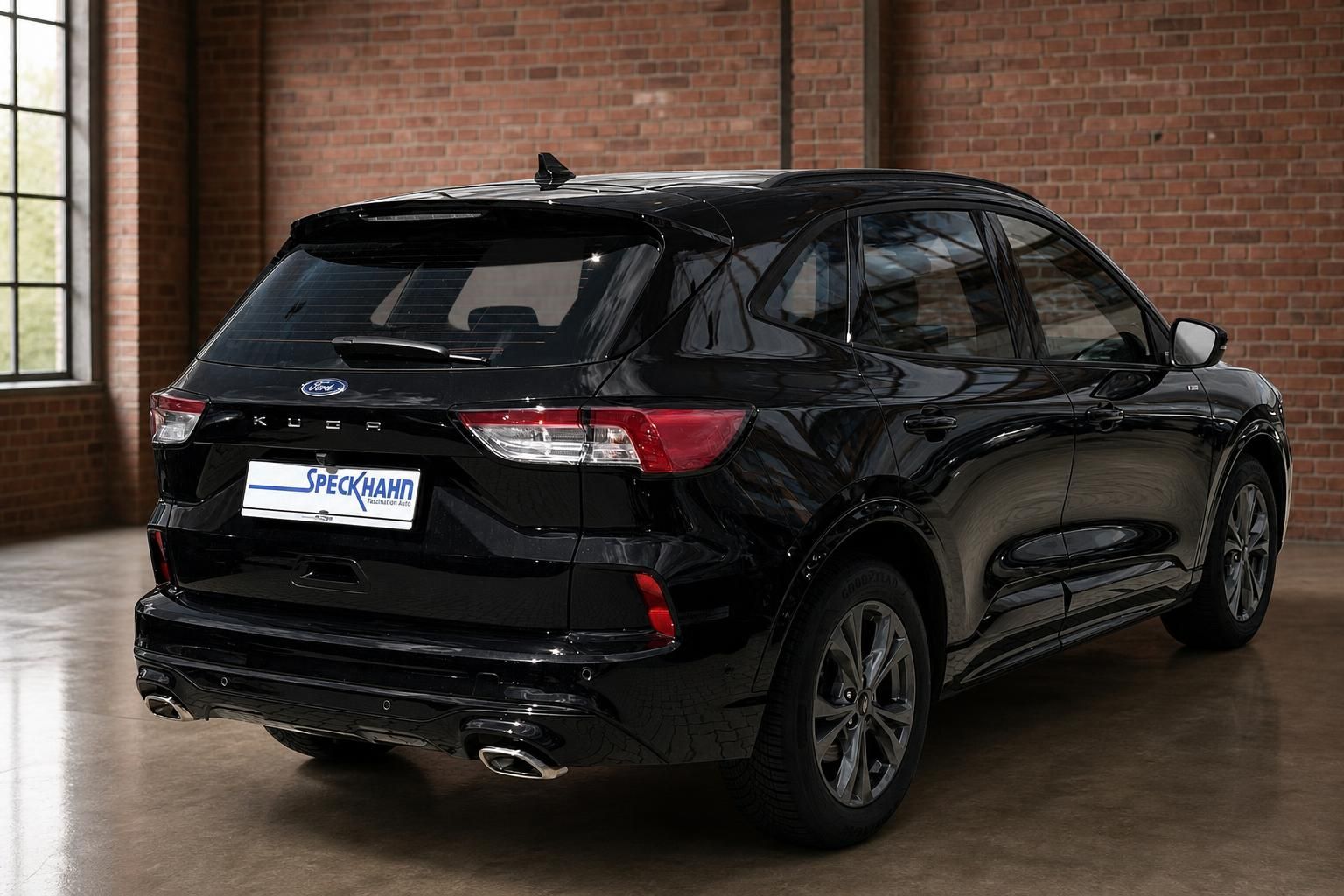 Ford Kuga schwarz Heckansicht seitlich mit Kuga Schriftzug