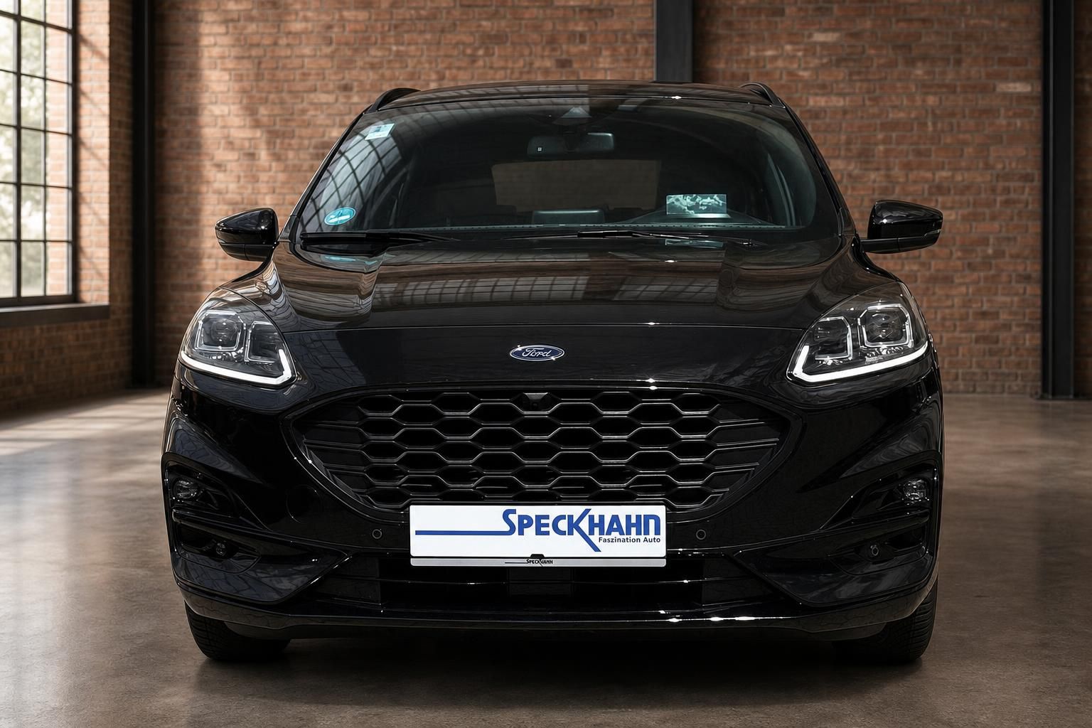 Ford Kuga schwarz Frontansicht mit LED-Scheinwerfern