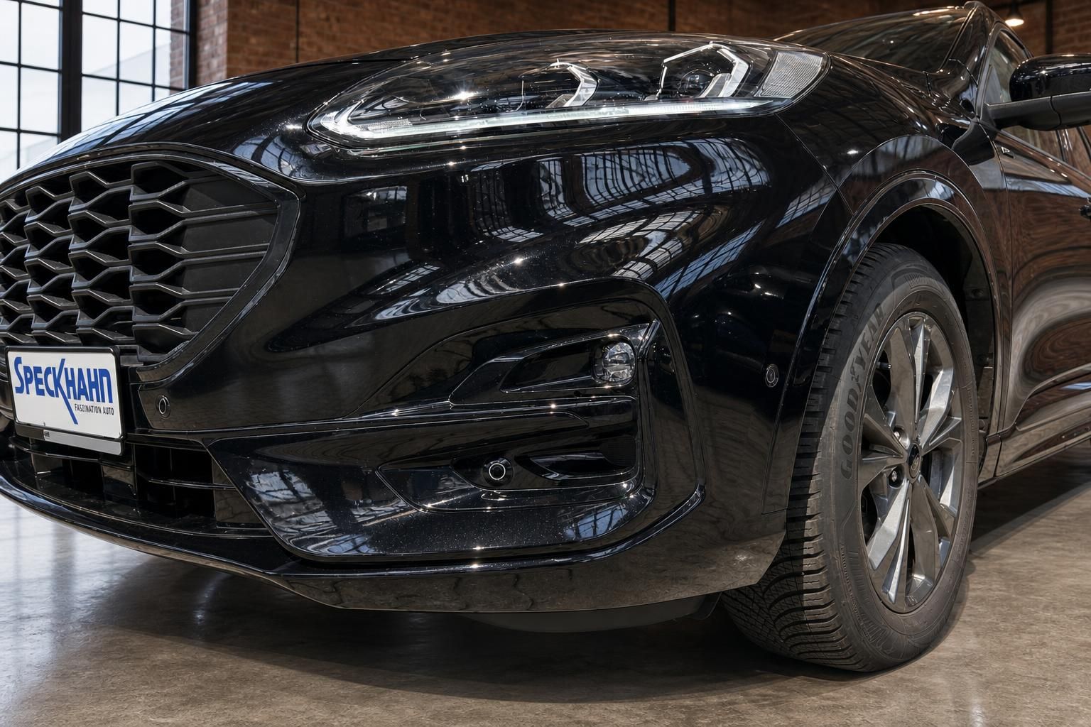 Ford Kuga schwarz Frontstoßstange und Scheinwerfer Detailansicht