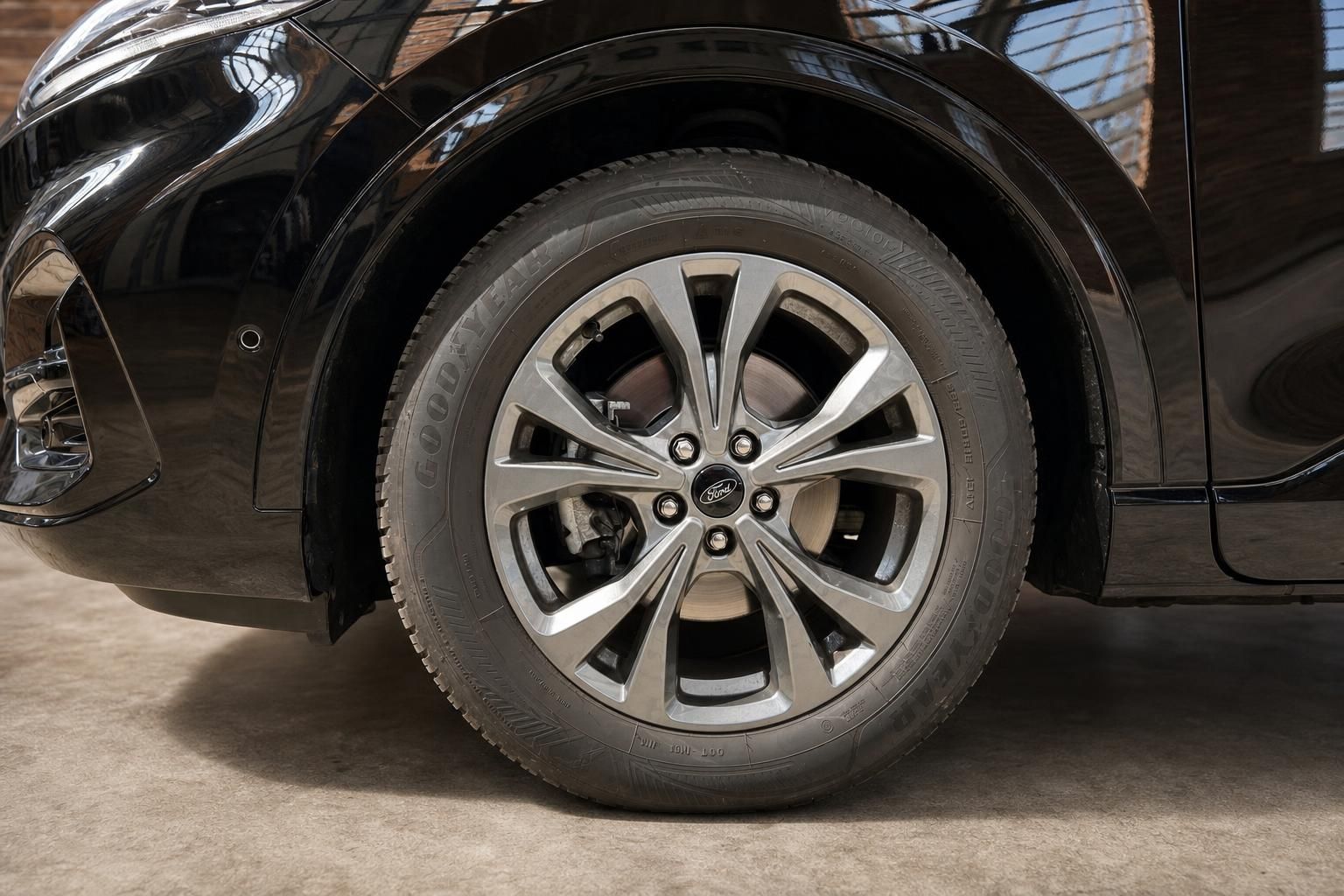 Ford Kuga schwarz Felge und Reifen Detailansicht