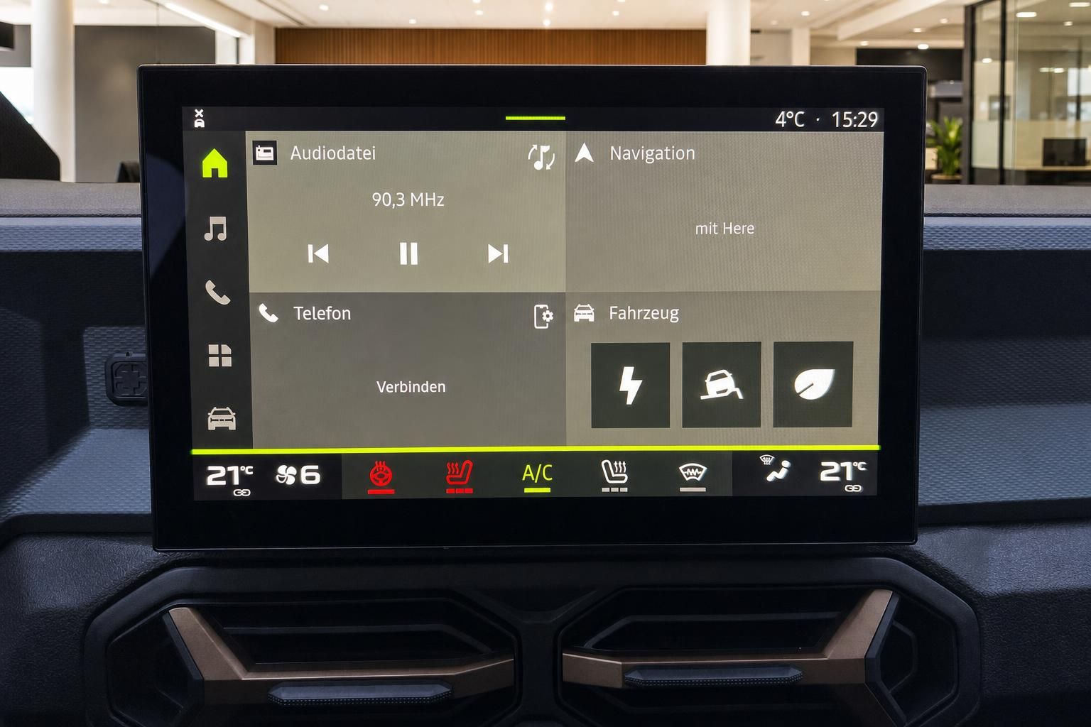 Infotainment-Display mit Navigationssystem und Fahrzeugsteuerung im Armaturenbrett