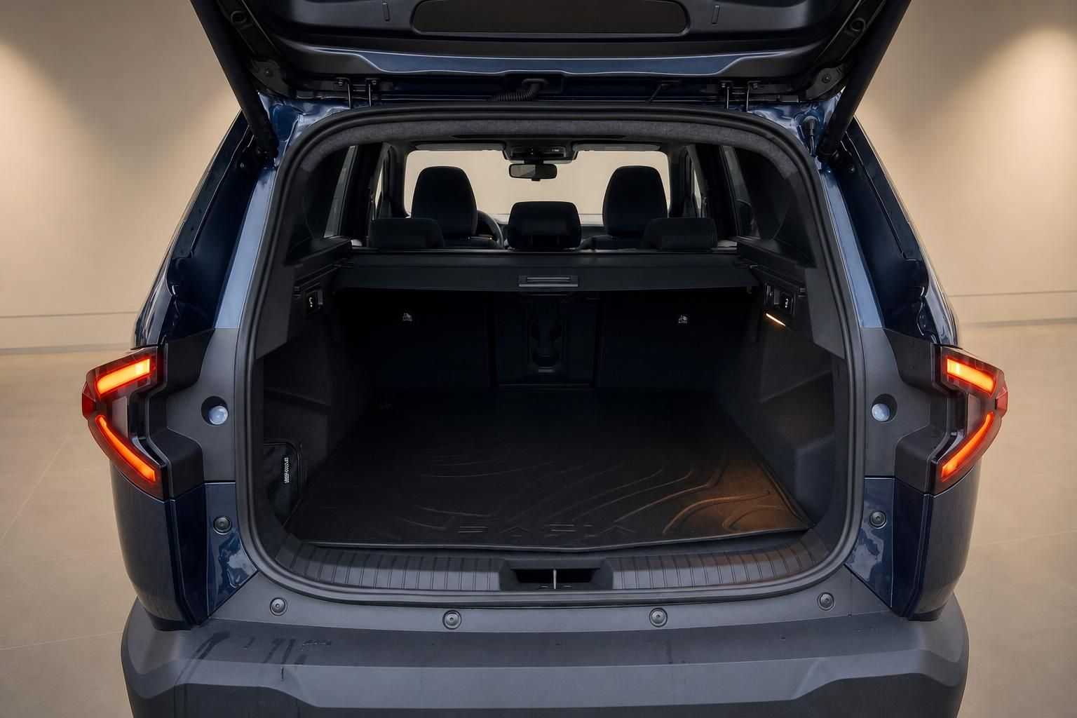 Kofferraum eines blauen SUV mit geöffneter Heckklappe und LED-Rücklichtern