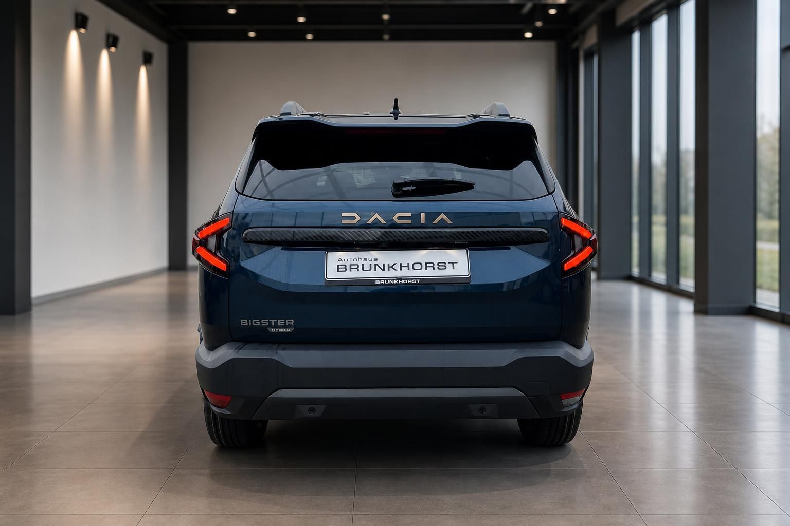 Dacia Bigster Hybrid SUV - Heckansicht mit LED-Rückleuchten und Markenschriftzug im Showroom