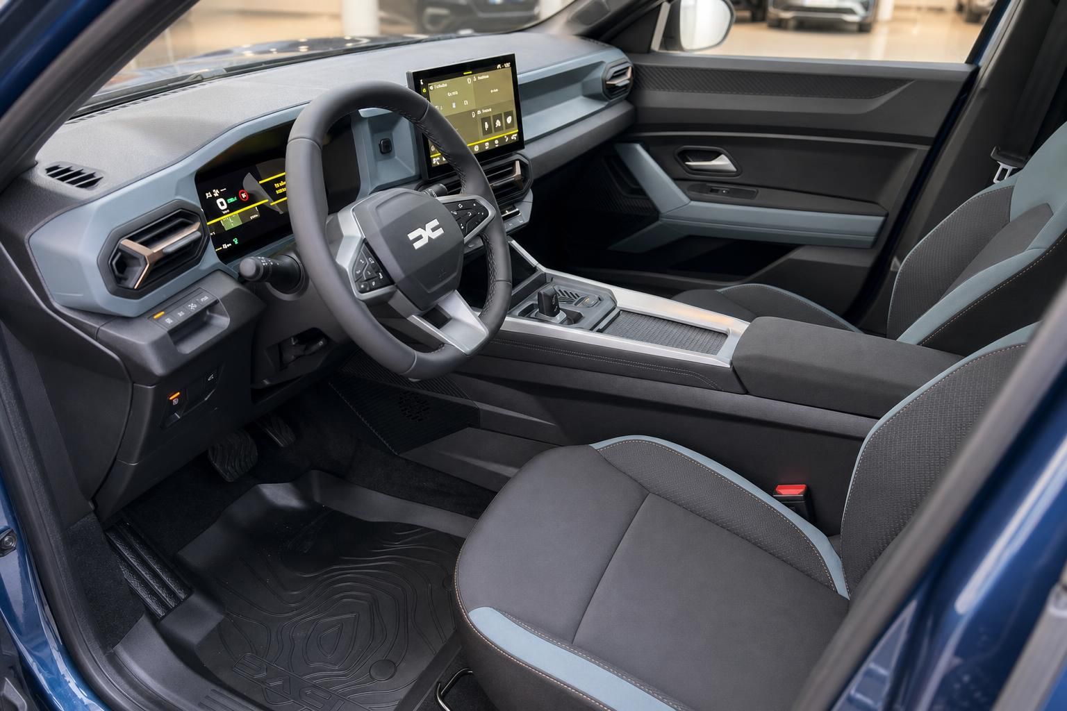 Modernes Cockpit mit Touchscreen-Display, Lenkrad und schwarzer Innenausstattung