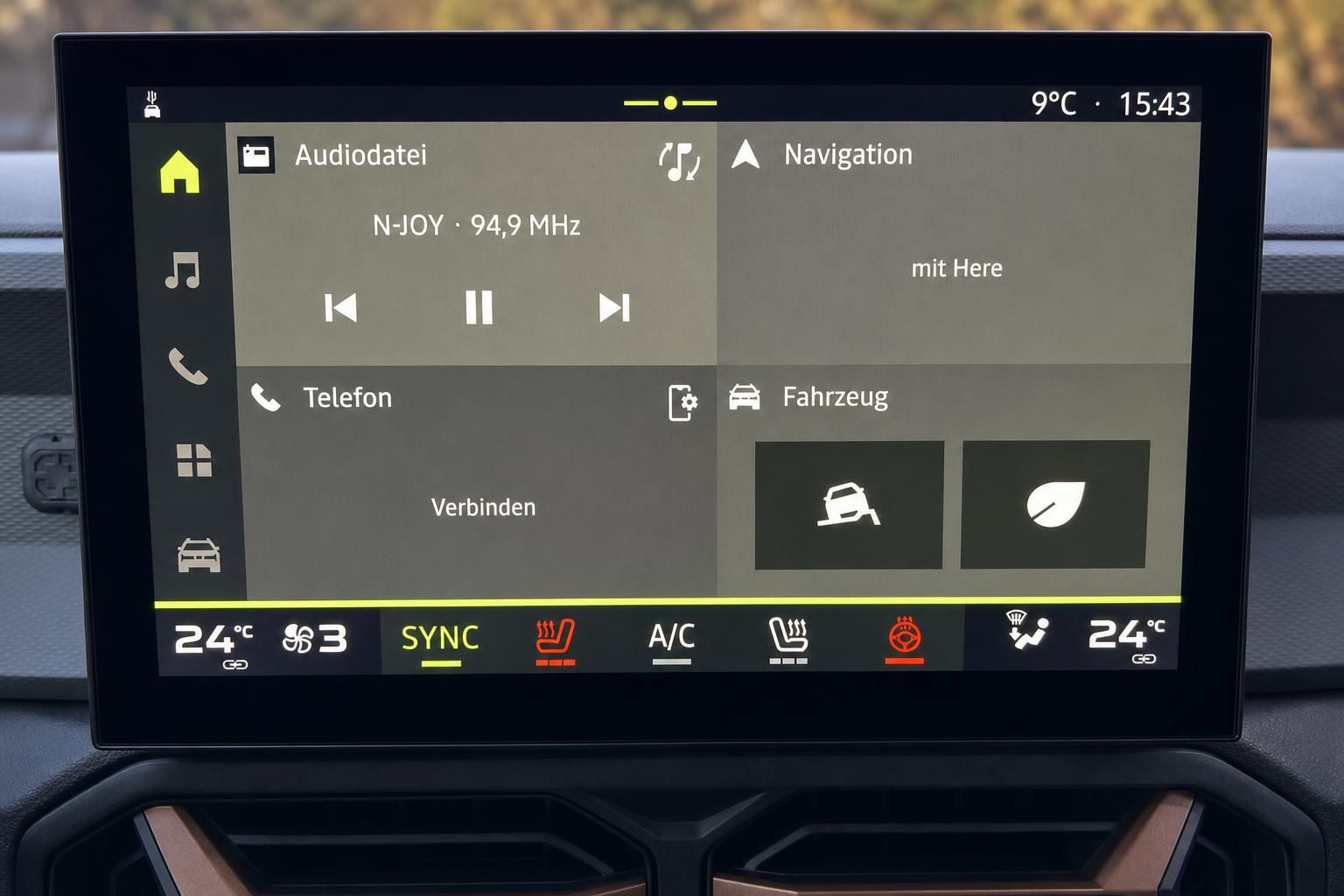 Infotainment-Display mit Navigations- und Audiofunktionen im modernen Fahrzeug-Cockpit