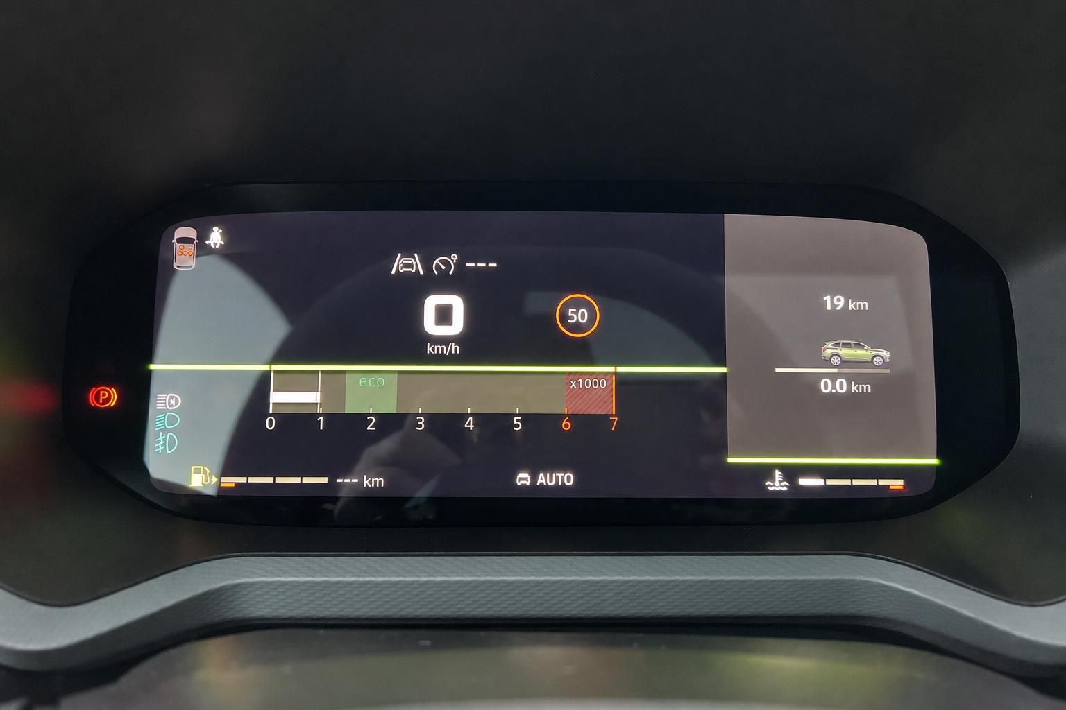 Digitales Kombiinstrument mit Geschwindigkeitsanzeige und Eco-Modus Display im Fahrzeug-Cockpit
