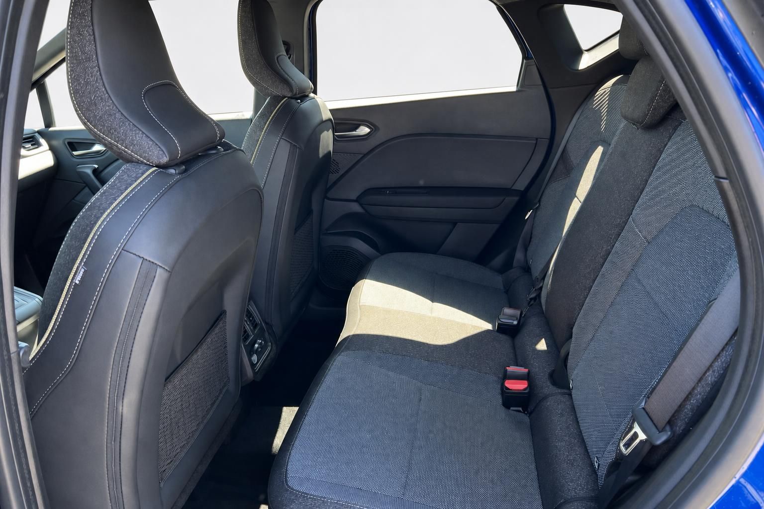 Rückbank Innenraum mit grauen Stoffsitzen und Sicherheitsgurten im Auto