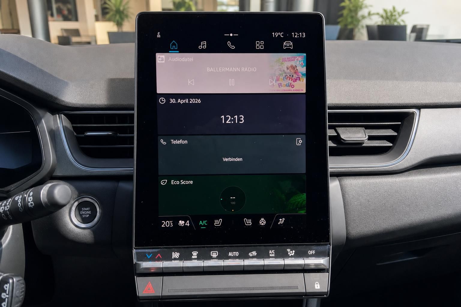 Touchscreen Display im Auto Cockpit mit Infotainment System und Klimasteuerung