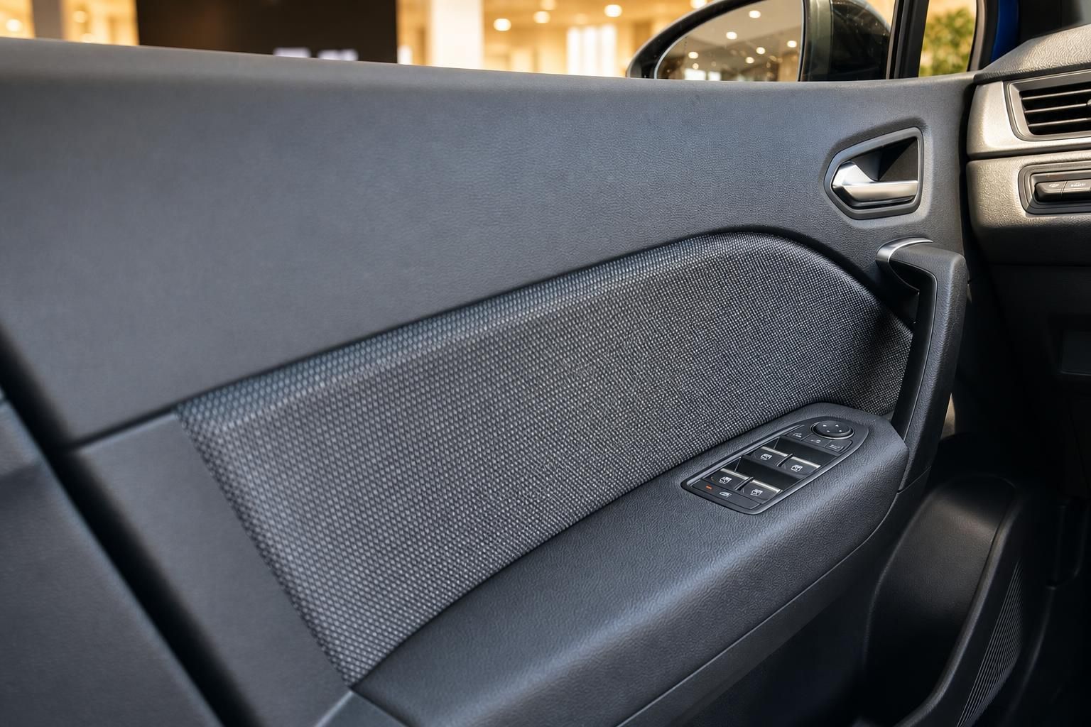Autotür Innenverkleidung mit Fensterheber Bedienung und grauer Stoffoberfläche