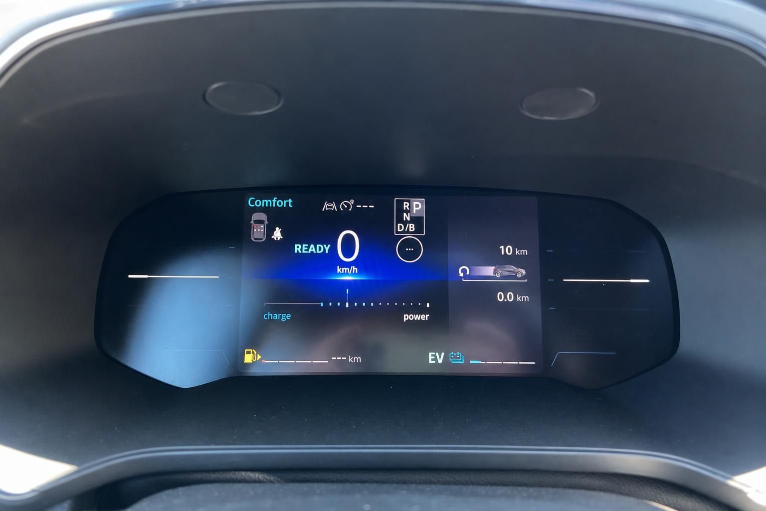 Digitales Kombiinstrument mit Elektrofahrzeug-Anzeige - Cockpit Display mit Ladestatus und Reichweitenanzeige