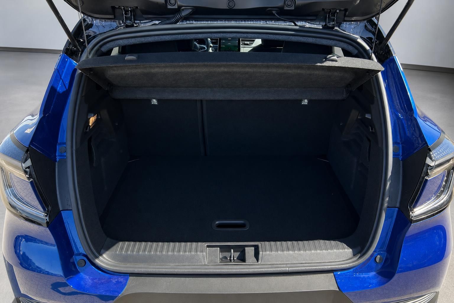 Offener Kofferraum blaues Auto - Gepäckraum Innenansicht mit geöffneter Heckklappe