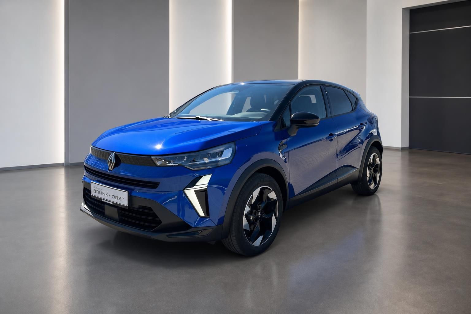 Renault Captur E-Tech blau Seitenansicht im Autohaus mit modernem Design und Felgen