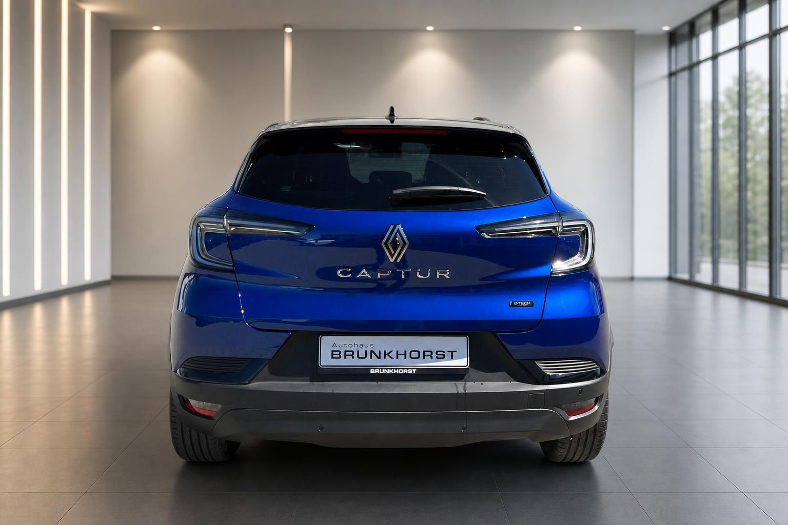 Renault Captur E-Tech blau Heckansicht im Autohaus Showroom mit LED-Rückleuchten