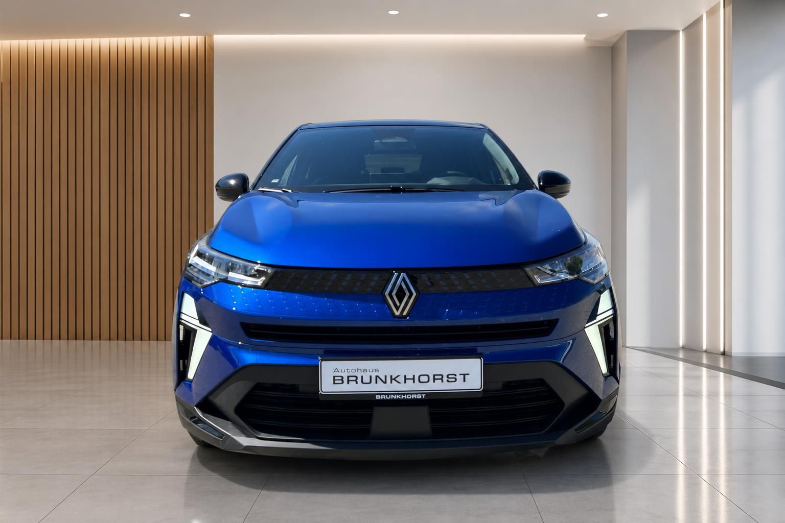 Renault Captur E-Tech blau Frontansicht im Showroom mit LED-Scheinwerfern und Kühlergrill