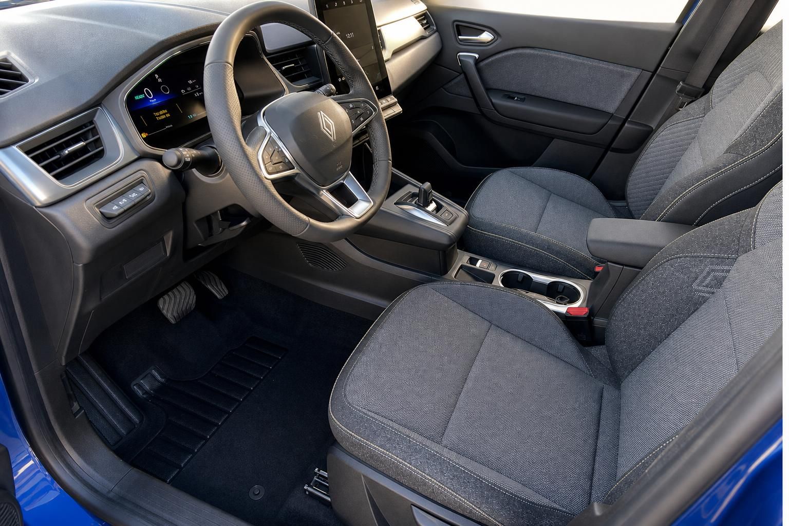 Renault Captur Fahrerplatz mit Lenkrad, Sitze und Mittelkonsole in dunklem Interieur