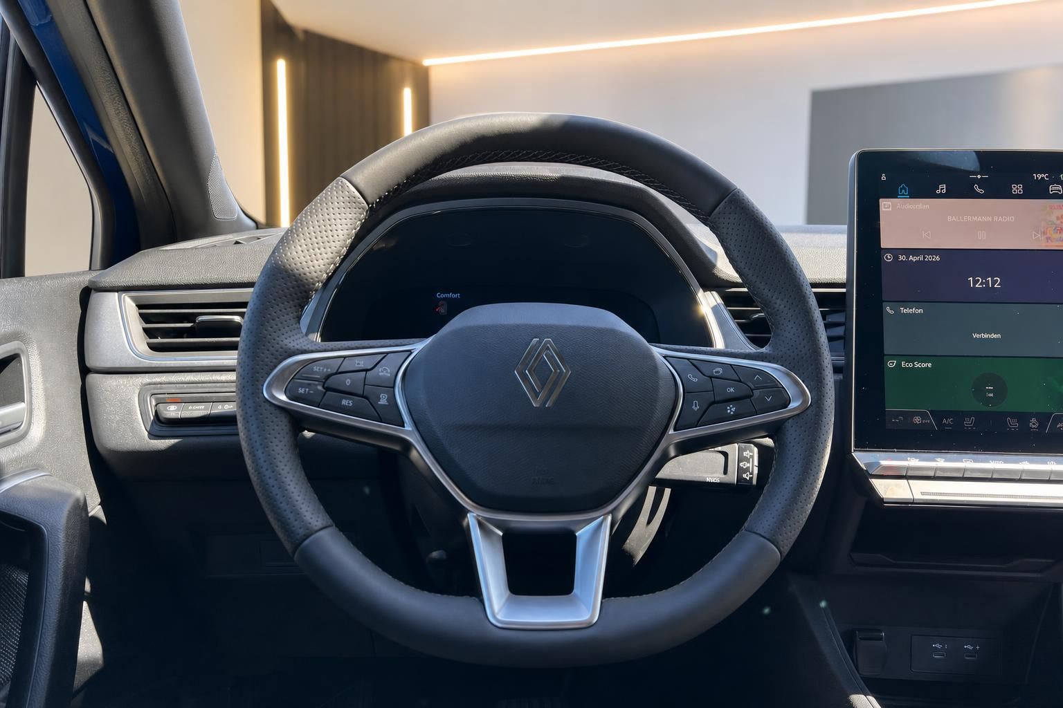 Renault Lenkrad mit Multifunktionstasten und digitalem Armaturenbrett im Hintergrund