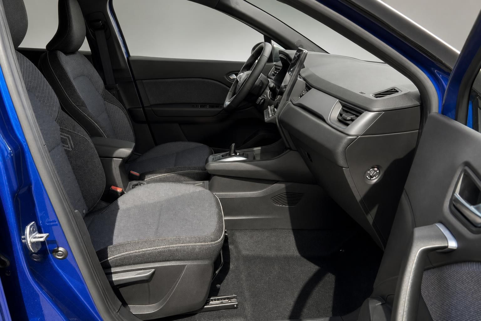 Auto Innenraum mit grauen Sitzen und modernem Dashboard in blauem Fahrzeug