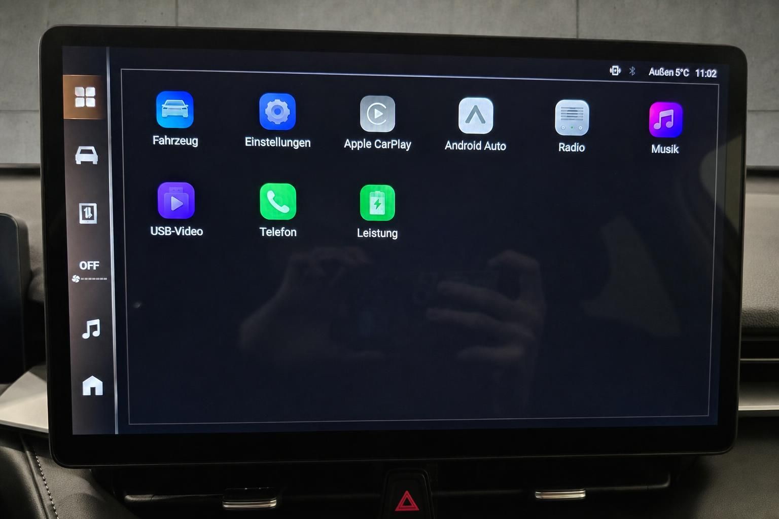 Touchscreen-Infotainmentsystem mit App-Menü im Fahrzeuginnenraum