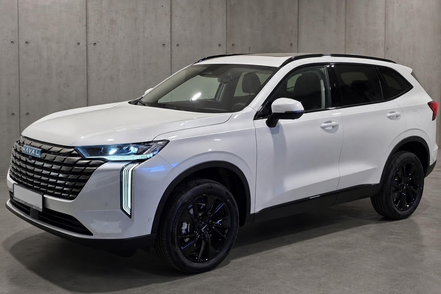 Haval SUV weiß, Frontansicht mit LED-Scheinwerfern im Studio