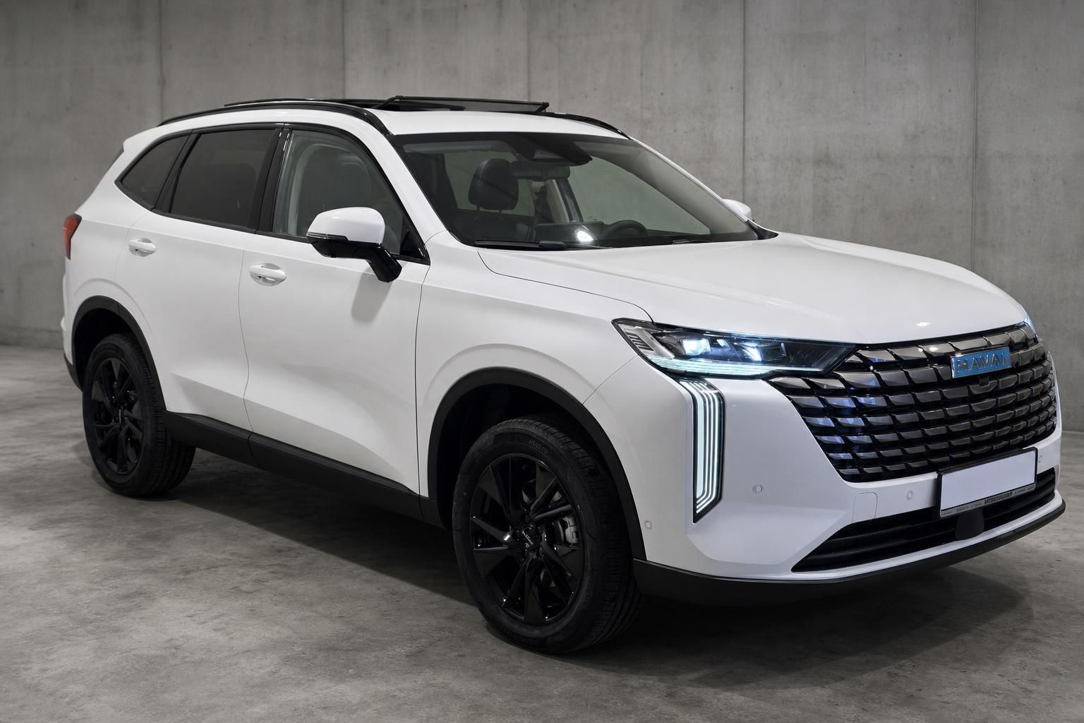 Haval SUV weiß, Frontansicht mit Panoramadach im Studio