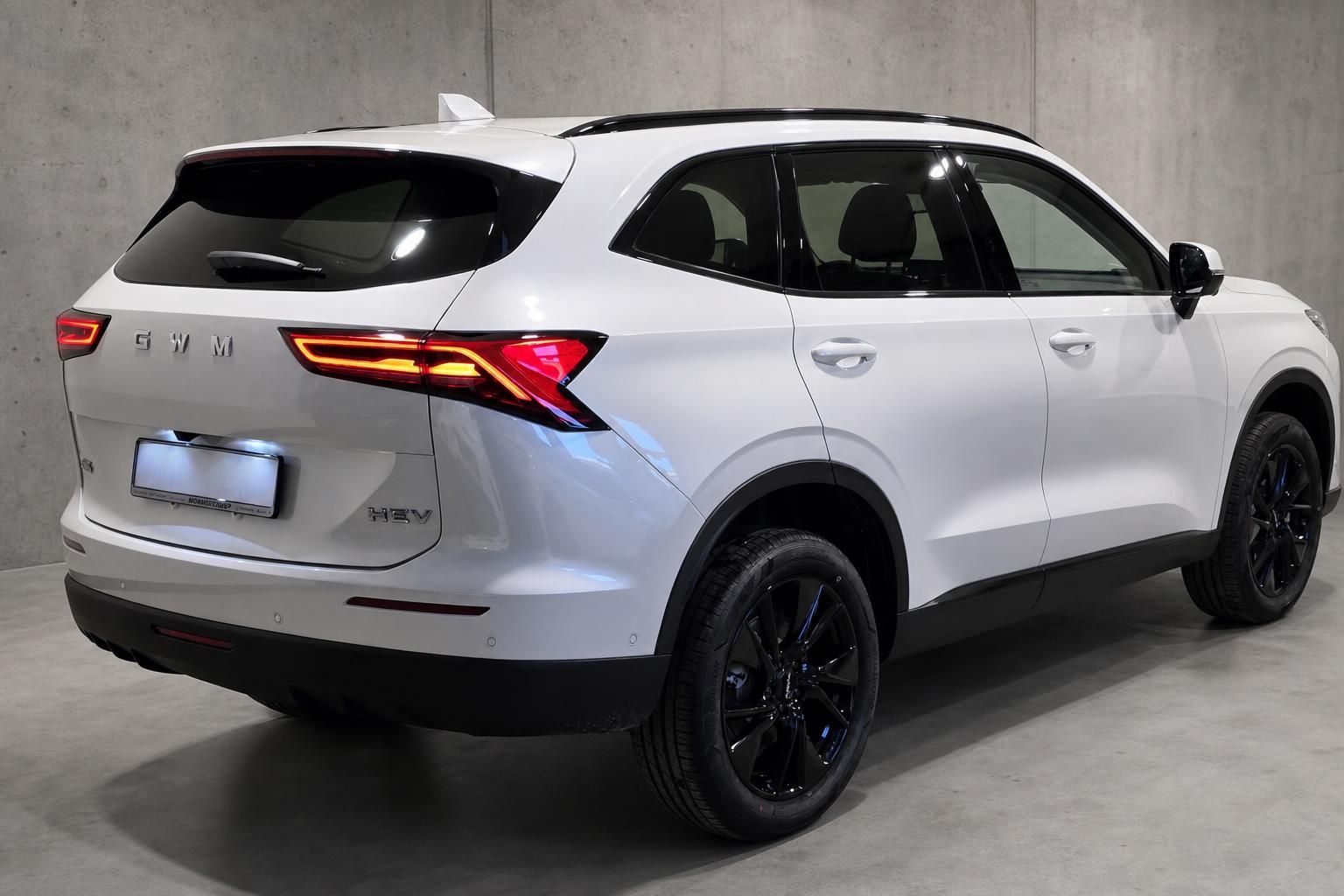 GWM SUV HEV weiß, Heckansicht schräg im Studio fotografiert