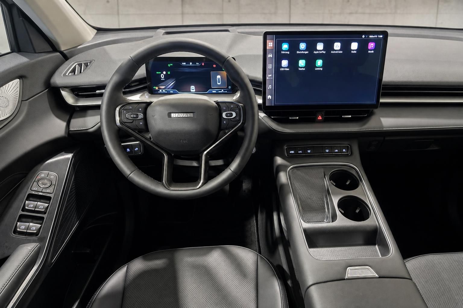 Cockpit mit Lenkrad, Digitaltacho und Infotainment-Bildschirm im SUV-Innenraum