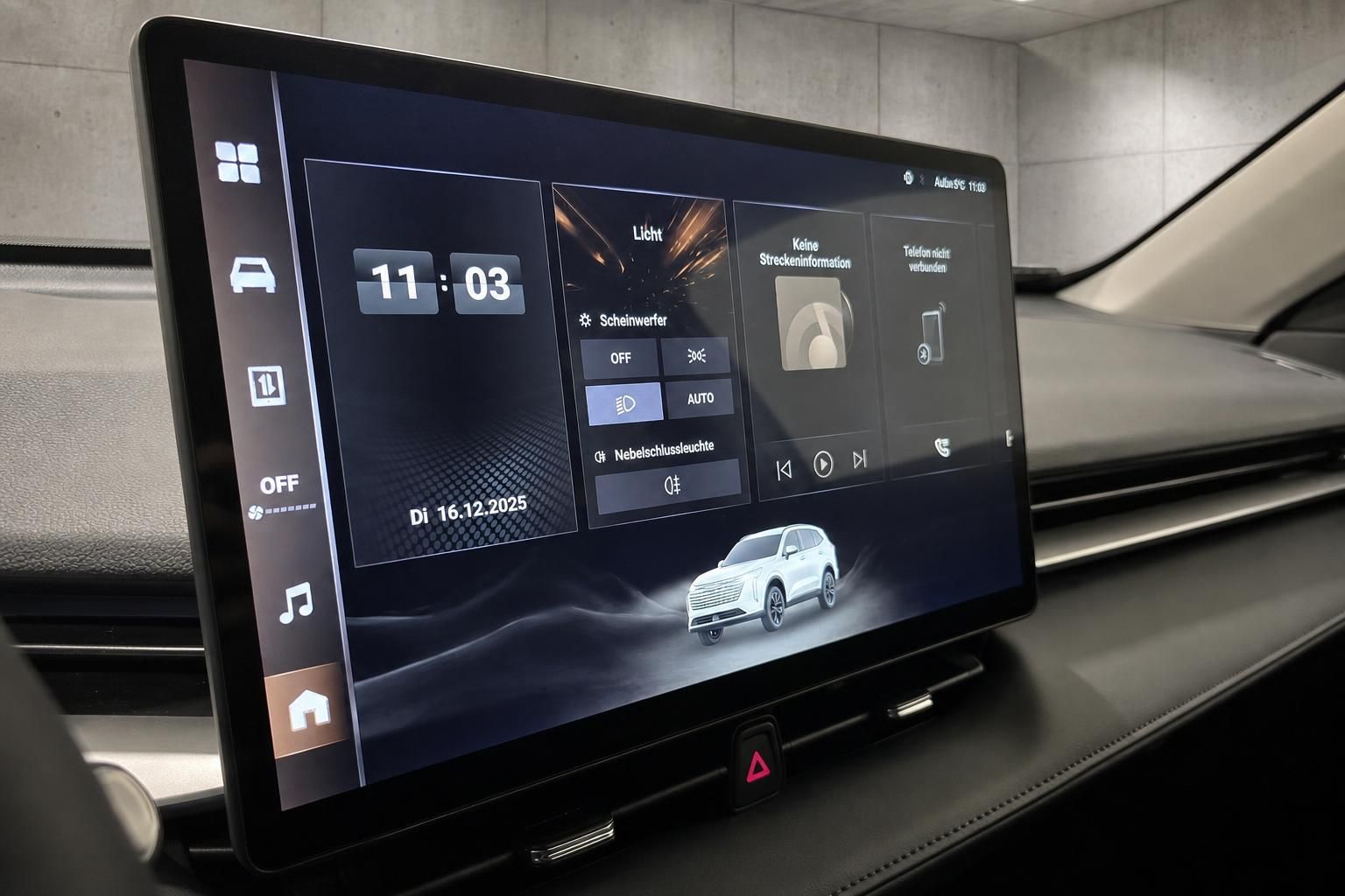 Infotainment-Display mit Menü und Lichteinstellungen im Fahrzeug-Cockpit