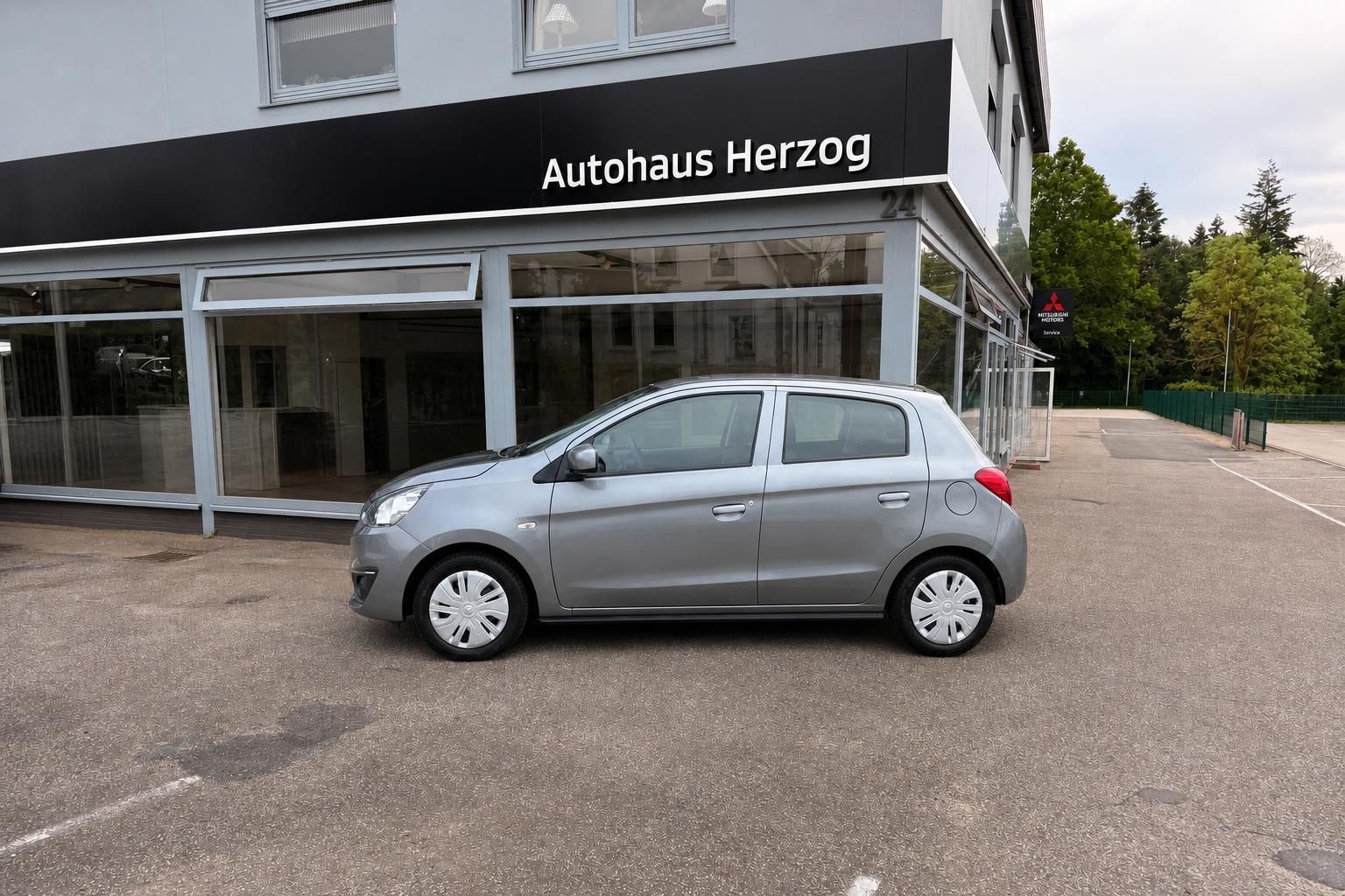 Mitsubishi Space Star in silber, seitliche Profilansicht vor Autohaus