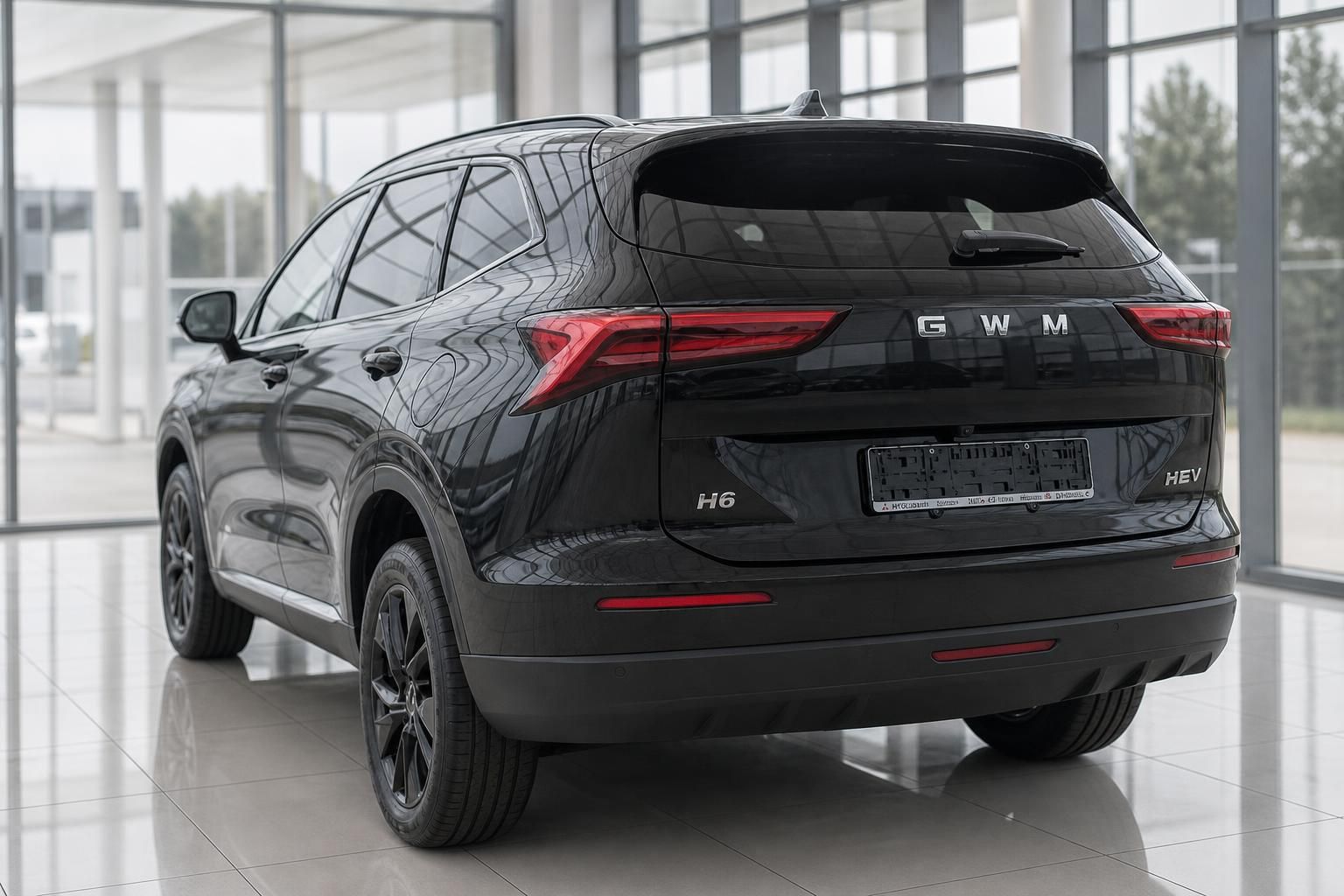 GWM Haval H6 HEV schwarz SUV Heckansicht im Autohaus