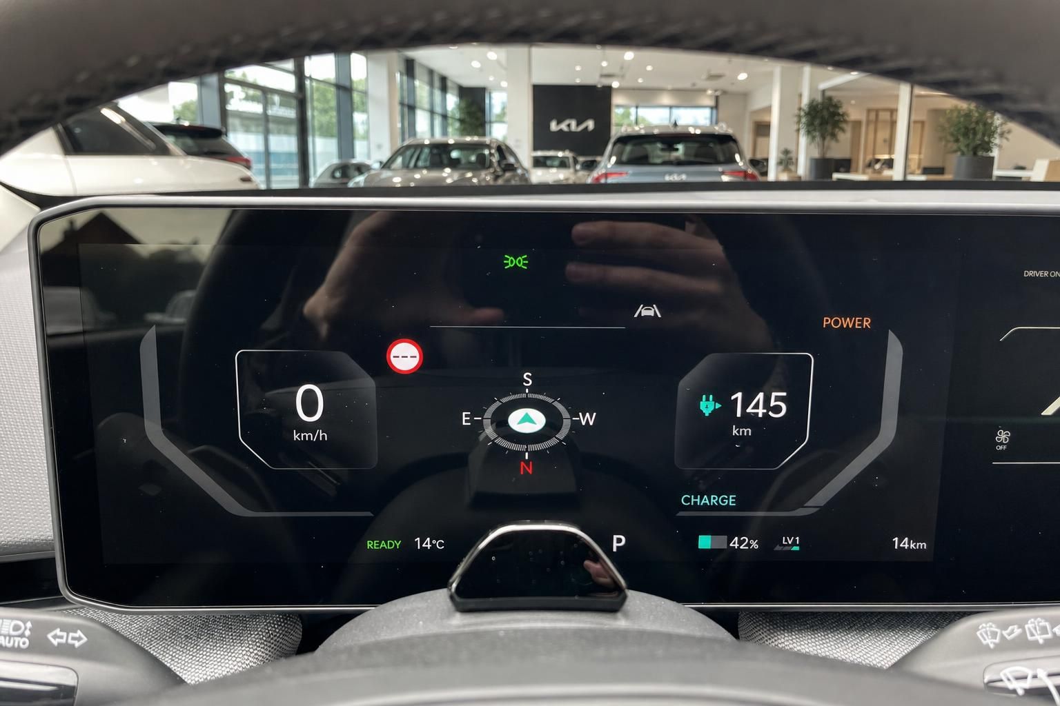 Digitales Kia Kombiinstrument mit Geschwindigkeit und Reichweitenanzeige