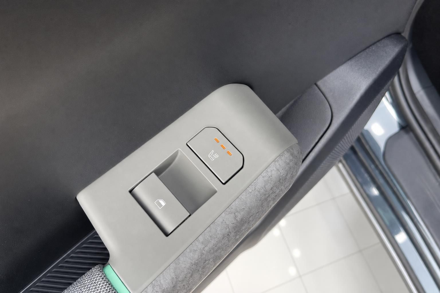 Sitzheizung- und Bedienelemente an der Fahrzeugtür im Detail